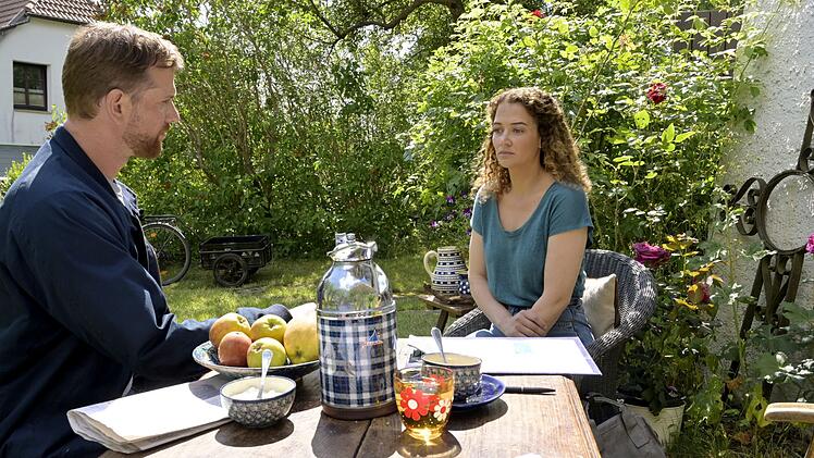 Paul Winter (Christoph Schechinger) steht Faris Mutter Minou (Oona Devi Liebich) in einer schwierigen Zeit bei.