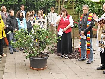 Die Pfarrer Rudolf Theiler und Bernd Grosser (von rechts) erteilten den kirchlichen Segen, daneben die "I have a dream Group".Fotos: Günther Geiling