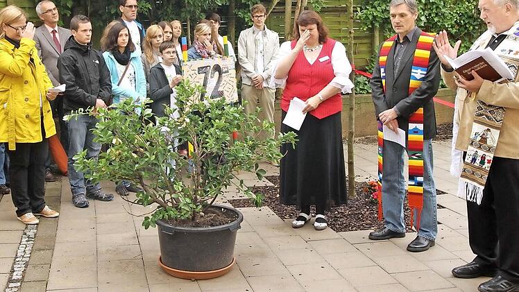 Die Pfarrer Rudolf Theiler und Bernd Grosser (von rechts) erteilten den kirchlichen Segen, daneben die "I have a dream Group".Fotos: Günther Geiling