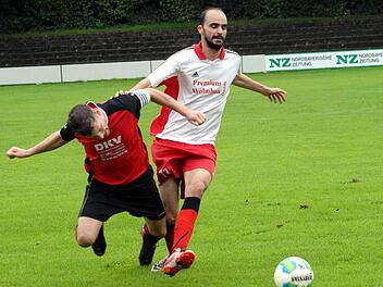 Der Aufsteiger aus Eggolsheim (rote Trikots) stürzte nach einer 2:0-Führung gegen den Bezirksliga-Absteiger noch böse. Foto: herzopress