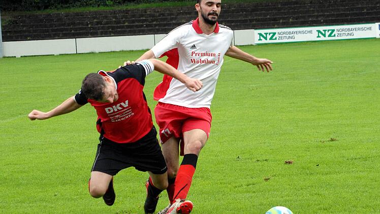 Der Aufsteiger aus Eggolsheim (rote Trikots) stürzte nach einer 2:0-Führung gegen den Bezirksliga-Absteiger noch böse. Foto: herzopress