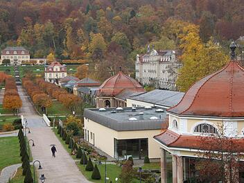 Blick vom Bellevue über den Schlosspark: Der Fürstenhof (links oben) gehört zum Dorint-Hotel (rechts oben). Beide Gebäude fügen sich nahtlos ins historische Ambiente des Staatsbades Brückenau ein. Foto: Ulrike Müller