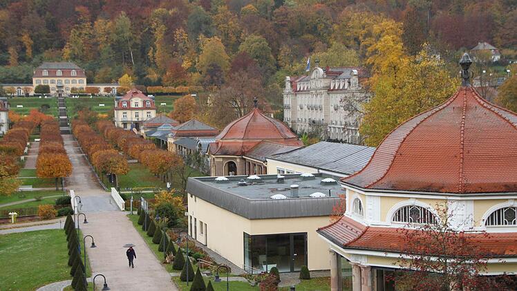 Blick vom Bellevue über den Schlosspark: Der Fürstenhof (links oben) gehört zum Dorint-Hotel (rechts oben). Beide Gebäude fügen sich nahtlos ins historische Ambiente des Staatsbades Brückenau ein. Foto: Ulrike Müller