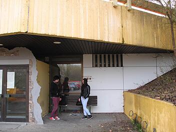 Das seit langem geschlossene Hallenbad in Münnerstadt gammelt vor sich hin. Gelegentlich wird sein Eingangsbereich noch als Raucher-Eck genutzt. Foto: Heike Beudert