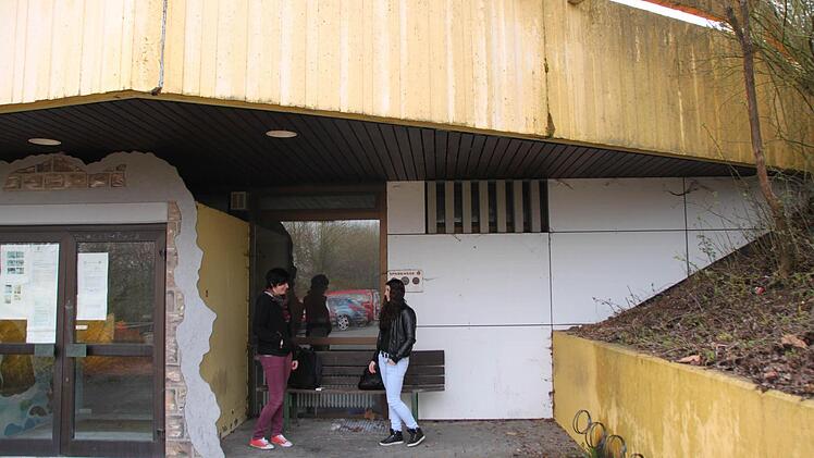 Das seit langem geschlossene Hallenbad in Münnerstadt gammelt vor sich hin. Gelegentlich wird sein Eingangsbereich noch als Raucher-Eck genutzt. Foto: Heike Beudert