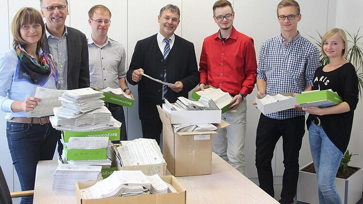 Sie werten fast 11 000 Fragebögen aus (von links): Barbara Meyer, Willi Fehn, Fabian Fehn, Gerhard Wunder, Johannes Zwingmann, Lukas Schneider und Rebecca Weiß.  Foto: Friedwald Schedel