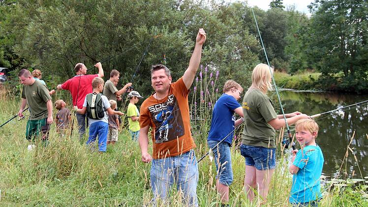 Eifrige Angler am Aischufer.  Foto: Johanna Blum