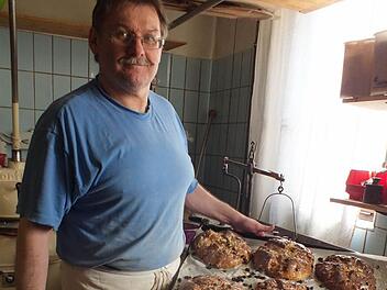 Heinz Kreuzer bäckt nach alten Rezepten. Foto: Manfred Welker