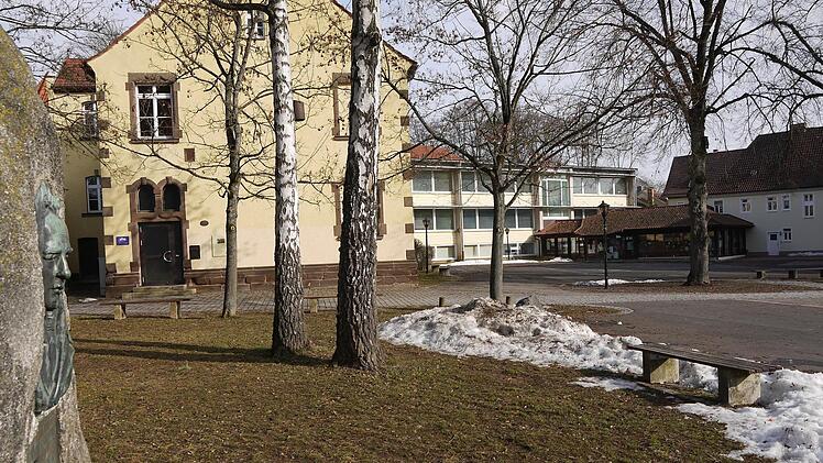 Eine bleibt, eine muss weg: Die historische Rückertschule (links) soll Heimat der Bücherei werden, die Pestalozzischule passt hingegen gar nicht ins Schlossplatz-Ensemble. Foto: Berthold Köhler