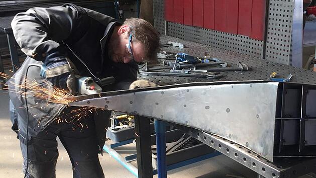 Metallbauer Marcel Häusler fertigt die Skulptur nach den Plänen von Malte Meinck Foto: Meinck