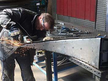 Metallbauer Marcel H&auml;usler fertigt die Skulptur nach den Pl&auml;nen von Malte Meinck Foto: Meinck