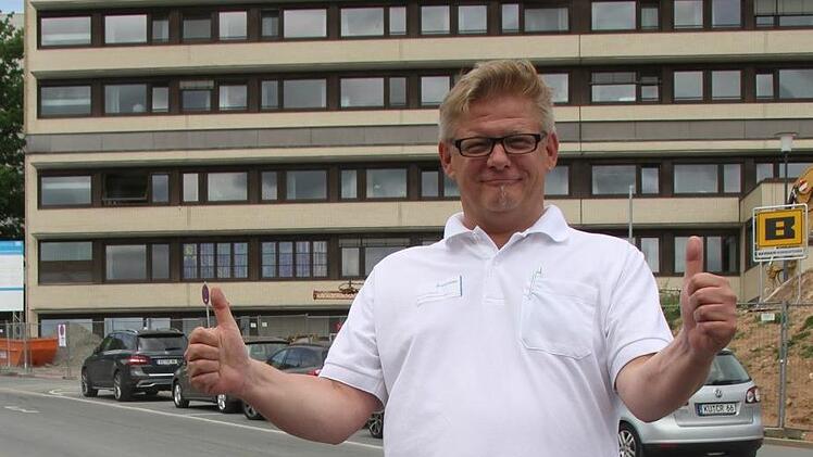 Frank Wilzok, Personalratsvorsitzender und Pfleger in der Anästhesieabteilung am Klinikum Kulmbach ist für den Wettbewerb "Deutschland sucht den Pflegeprofi" nominiert worden und hofft auf viele Stimmen aus Kulmbach und Umgebung. Wilzok will allerdings nicht nur für sich selbst werben, sondern vor allem um öffentliche Aufmerksamkeit für dasdas Thema Pflege. Foto: Sonny Adam