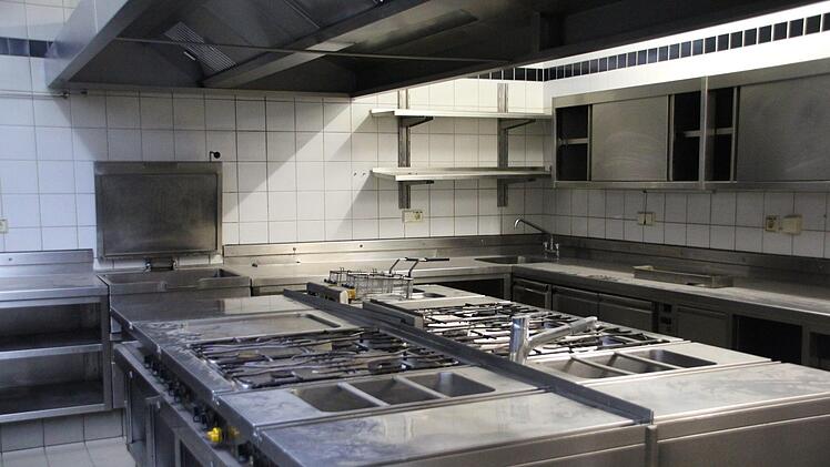 Blick in die Küche. Einer der Herde soll durch einen Grill ersetzt werden. Foto: Simone Bastian