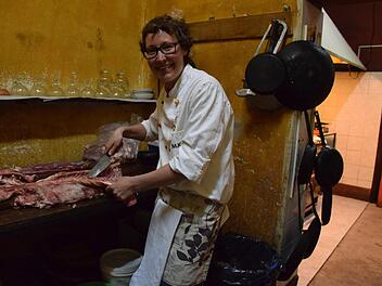 Magdalena Koch zerteilt einen Lama-R&uuml;cken. Sie hat zwei Jahre in S&uuml;damerika in verschiedenen Restaurants Erfahrungen in der K&uuml;che gesammelt. Im Caf&eacute; Kaiser findet vom 20. August bis zum 20. September ein s&uuml;damerikanischer Monat statt, w&auml;hrend dem sie s&uuml;damerikanische Fr&uuml;hst&uuml;cksteller und w&ouml;chentlich zwei wechselnde Gerichte kochen wirdMagdalena Koch