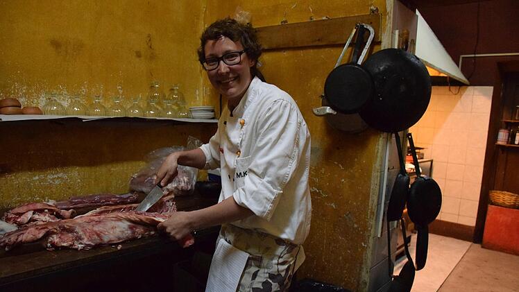 Magdalena Koch zerteilt einen Lama-R&uuml;cken. Sie hat zwei Jahre in S&uuml;damerika in verschiedenen Restaurants Erfahrungen in der K&uuml;che gesammelt. Im Caf&eacute; Kaiser findet vom 20. August bis zum 20. September ein s&uuml;damerikanischer Monat statt, w&auml;hrend dem sie s&uuml;damerikanische Fr&uuml;hst&uuml;cksteller und w&ouml;chentlich zwei wechselnde Gerichte kochen wirdMagdalena Koch