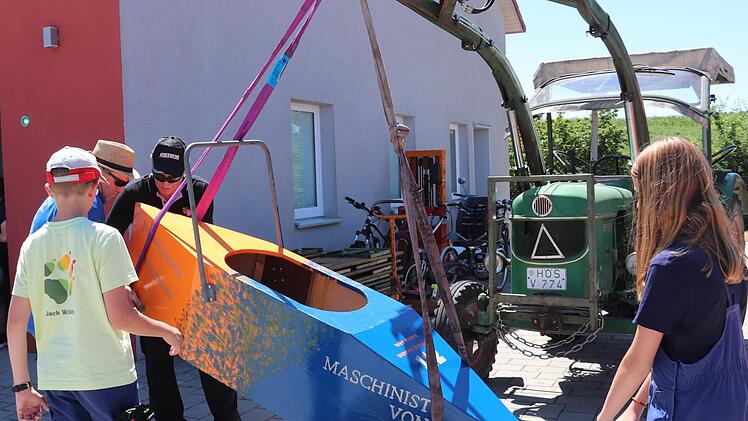 Zum Wiegen wurden die Seifenkisten mit einem Traktor angehoben.    Foto: Johanna Blum