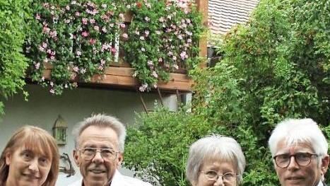 Dem Jubelpaar Heldmann gratulierten die stellvertretende Landr&auml;tin Gabriele Klau&szlig;ner (links) und B&uuml;rgermeister Klaus Hacker (rechts). Foto: Benedikt Herzig