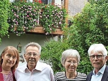 Dem Jubelpaar Heldmann gratulierten die stellvertretende Landrätin Gabriele Klaußner (links) und Bürgermeister Klaus Hacker (rechts). Foto: Benedikt Herzig