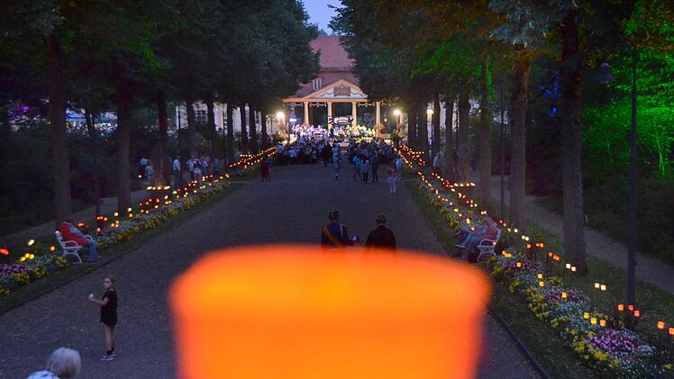Einige tausend farbige Lichter säumten an diesem Abend die Wege in Bad Bocklets Kurgarten.Peter Rauch