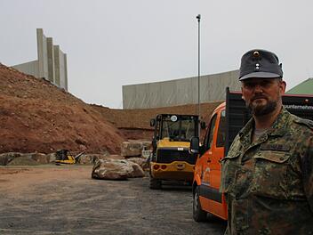 Oberstleutnant Kai Schulze, Kommandant des Truppenübungsplatzes Wildflecken, an Schießbahn 11: Zum Abfangen möglicher Querschläger wird der Wall erhöht. Foto: Ulrike Müller