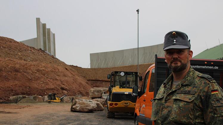 Oberstleutnant Kai Schulze, Kommandant des Truppenübungsplatzes Wildflecken, an Schießbahn 11: Zum Abfangen möglicher Querschläger wird der Wall erhöht. Foto: Ulrike Müller