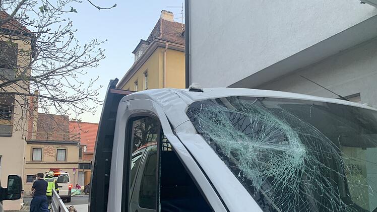 Baukran verliert mehrere Holzteile: "Da war mehr wie ein Schutzengel am Werk"