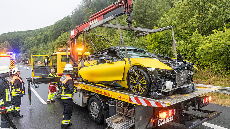 Sportwagen-Fahrer lebensgefährlich verletzt