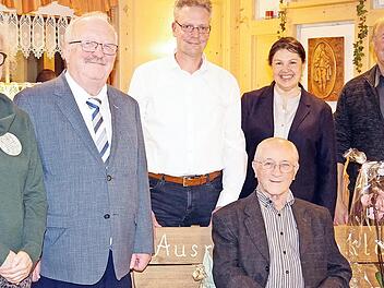 Eine hohe Ehrung erfuhr Helmut Schmidt (vorne), der nach 50 Jahren als Kassier des Obst- und Gartenbauvereins Fischbach ausschied. Das Bild zeigt ihn (sitzend) mit (von links) der stellvertretenden Bezirksvorsitzenden Jeannette Simon-Tischer, stel...