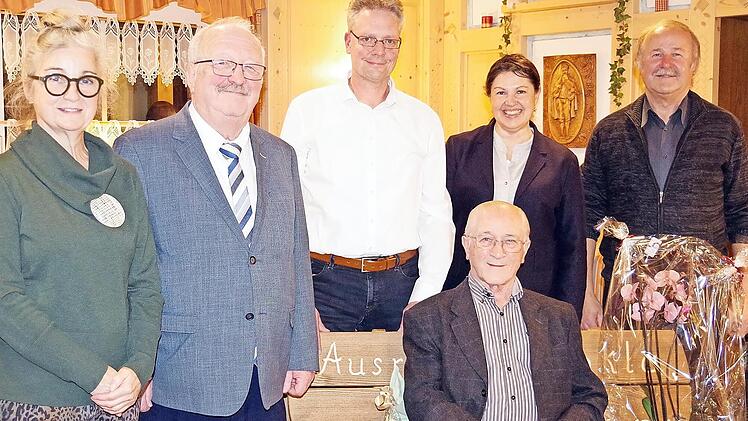 Eine hohe Ehrung erfuhr Helmut Schmidt (vorne), der nach 50 Jahren als Kassier des Obst- und Gartenbauvereins Fischbach ausschied. Das Bild zeigt ihn (sitzend) mit (von links) der stellvertretenden Bezirksvorsitzenden Jeannette Simon-Tischer, stel...