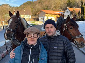 Erkunden die märchenhaft schöne Landschaft rund um Hohenschwangau: Simon Schwarz (links) und Sebastian Bezzel.