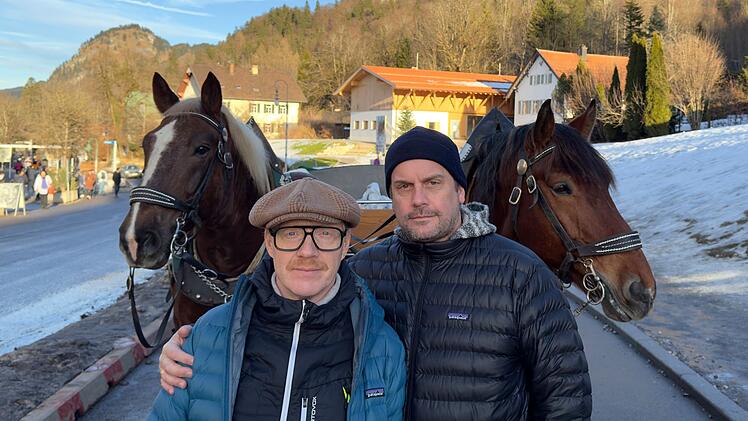 Erkunden die märchenhaft schöne Landschaft rund um Hohenschwangau: Simon Schwarz (links) und Sebastian Bezzel.