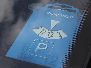 Die Gemeinderäte haben auf die Mützel-Eröffnung reagiert: in der Schweinfurter Straße wird schon bald beschränktes Parken mit Parkscheibe möglich sein. Foto: Gerd Schaar