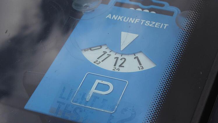 Die Gemeinderäte haben auf die Mützel-Eröffnung reagiert: in der Schweinfurter Straße wird schon bald beschränktes Parken mit Parkscheibe möglich sein. Foto: Gerd Schaar