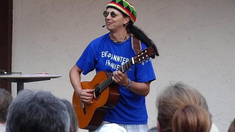 Kein Thema ließ der Kulmbacher in seiner Vorstellung aus, servierte sogar einen ganz sinnfreien "Franken-Reaggae" und hatte nach 45 Minuten "noch gar keinen Bock", die Bühne wieder zu verlassen.