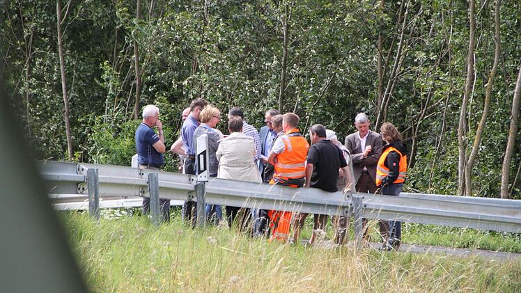 Impressionen vom Ortstermin des Zeitlofser Gemeinderats zur Straßensanierung am 28. Juli 2015. Foto: Ulrike Müller
