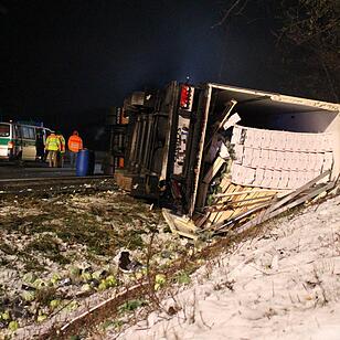 Gemüse-Sattelzug kippt auf A9 um
