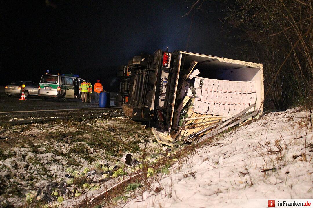 Gemüse-Sattelzug kippt auf A9 um