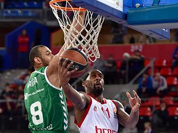 Szenen wie diese hatten Seltenheitswert: Brad Wanamaker (mit Ball) setzt sich gegen Vitorias Adam Hanga durch und erzielt zwei seiner elf Punkte.  Foto: Adrian Ruiz de Hierro/dpa