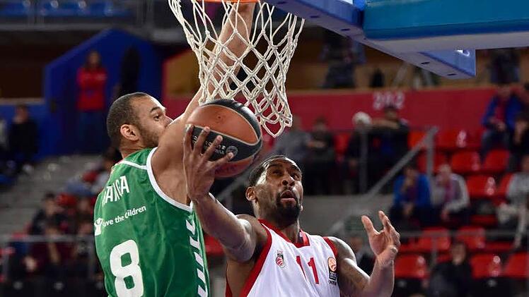 Szenen wie diese hatten Seltenheitswert: Brad Wanamaker (mit Ball) setzt sich gegen Vitorias Adam Hanga durch und erzielt zwei seiner elf Punkte.  Foto: Adrian Ruiz de Hierro/dpa