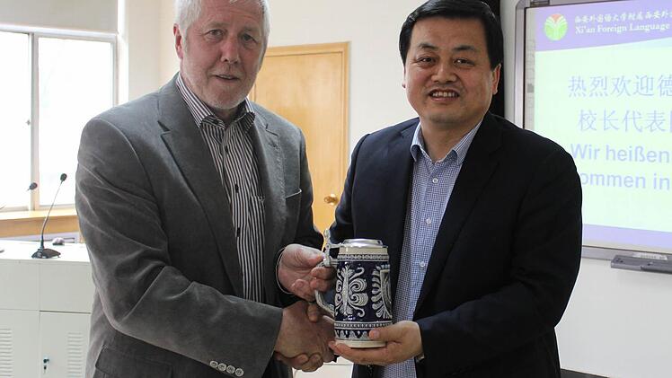 Bernd Lohneiß überreichte ein Gastgeschenk aus Höchstadt