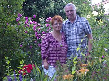 Das Ehepaar Heike und Frank Dietrich (Foto) in seinem Garten.