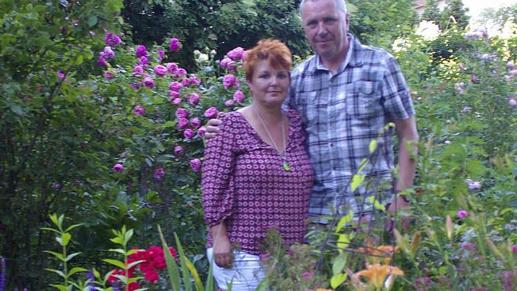 Das Ehepaar Heike und Frank Dietrich (Foto) in seinem Garten.