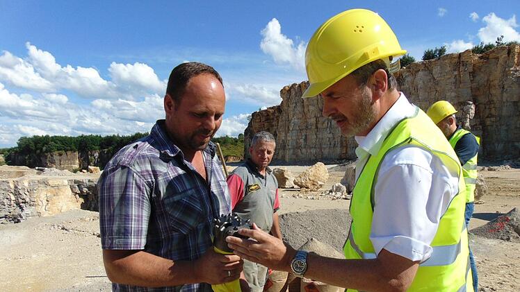 Betriebsleiter Eichler zeigt Bürgermeister Nekolla den Bohrlochschrauber. Foto: Petra Malbrich