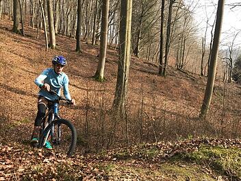 Singletrails um Bad Br&uuml;ckenau: Touren durch den Wald geh&ouml;rten ebenso zur Ausbildung der AG-Teilnehmer wie Geschicklichkeits&uuml;bungen und grundlegendes Wissen f&uuml;r Wartungsarbeiten. Foto: Andr&eacute; Dippacher