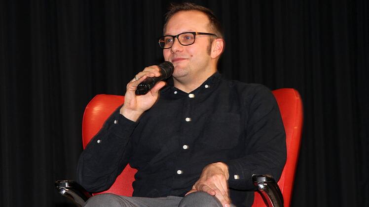 Sozialpädagoge Peter Rödelmaier auf dem roten Stuhl.