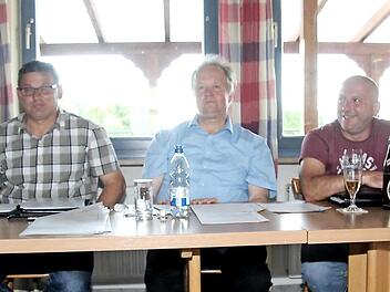Die Vereinsleitung des 1. FC Niederlindach steht demnächst ohne Vorsitzenden da. Ratlosigkeit in den Gesichtern der Vereinsführung. Foto: sae