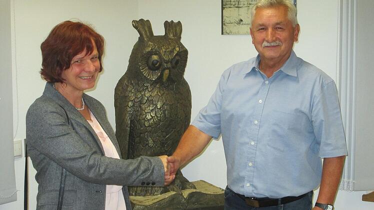 Mit herzlichen Worten begrüßte Bürgermeister Peter Hart die neue Schulleiterin der Johannes-Petri-Schule, Brigitte Dehe, die auch für die Grundschule in Fuchsstadt zuständig ist.  Fotos: Winfried Ehling