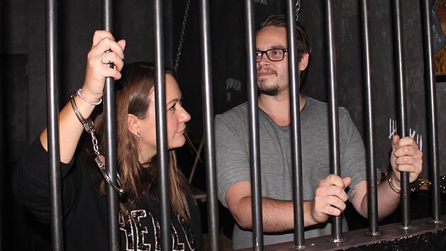 Die Volont&auml;re Dunja und Christoph haben den Exit Room in Marktzeuln getestet - und wurden erst einmal angekettet. Foto: Jutta Rudel