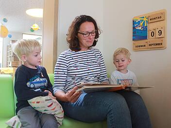 Kita-Leiterin Sandra Amon liest den Geschwistern Simon (l.) und Jonas (r.) vor. Foto: Franziska Rieger