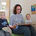 Kita-Leiterin Sandra Amon liest den Geschwistern Simon (l.) und Jonas (r.) vor. Foto: Franziska Rieger
